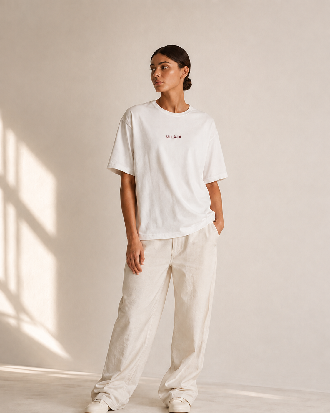 MILAJA Oversized T-Shirt med vinröd logga