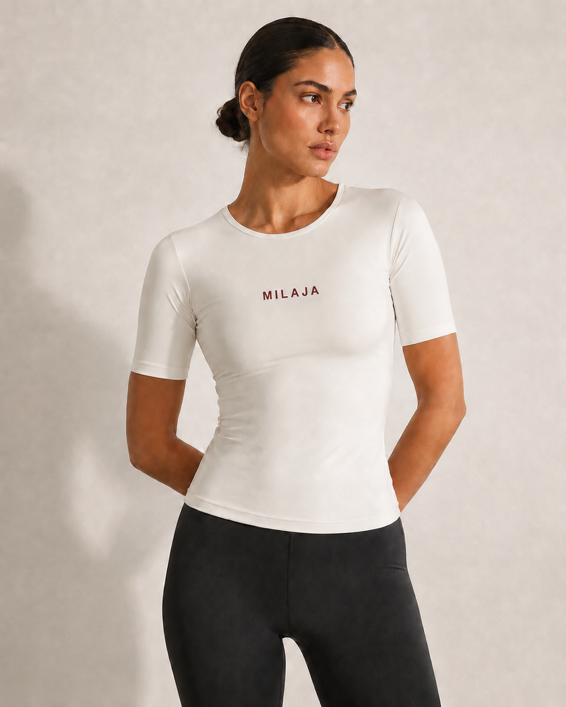 MILAJA Short Sleeve Training Top med vinröd logga